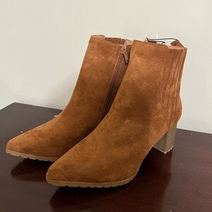 NWT Womens Sz9 Maurices Brown Heeled Booties Zip Up Pointed Toe